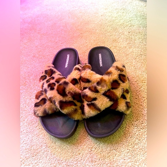 Leopard Slides - Picture 2 of 4
